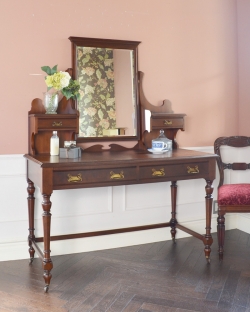 アンティーク家具 アンティークのドレッサー 英国のアンティーク家具、ドレッシングテーブル（デスク）