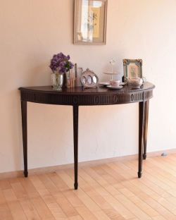 アンティーク家具 アンティークコンソールテーブル お花の彫りが美しいイギリス輸入のアンティーク家具、ハーフムーンのコンソールテーブル