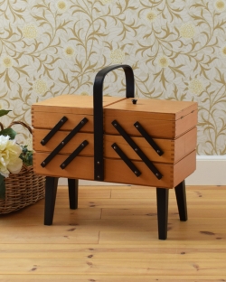 アンティーク家具 ソーイングボックス 脚付きのアンティークソーイングボックス、ブラックのライン入り(裁縫箱)