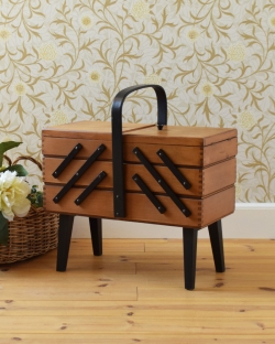 アンティーク家具 ソーイングボックス ブラックのラインがアクセント、脚付きのアンティークソーイングボックス （裁縫箱）