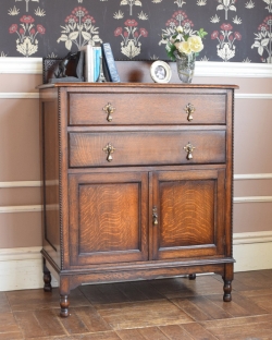 アンティーク家具 アンティークのチェスト 伝統的な英国スタイルのアンティーク家具、重厚な雰囲気のカップボードチェスト