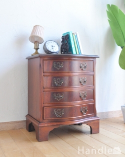 アンティーク家具 アンティークのチェスト 高級なマホガニー材を使ったアンティーク英国家具、ベッドサイドチェスト（４段）