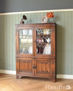 アンティーク家具 アンティークのキャビネット イギリスのアンティークキャビネット、ステンドグラスの扉がキレイなブックケース