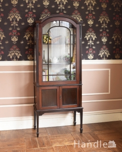 アンティーク家具 アンティークのキャビネット 素敵なアンティークの英国インテリア、シックなマホガニー材のガラスキャビネット（飾り棚）
