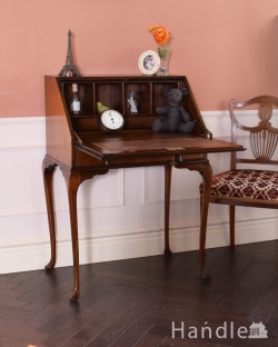 アンティーク家具 ビューロー ウォルナット材のアンティーク英国家具、脚の曲線が美しい小さいライティングビューローデスク 