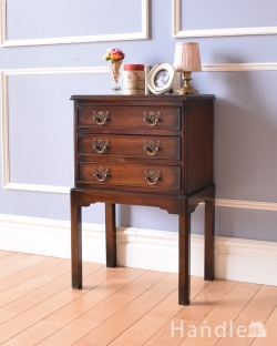 アンティーク家具 アンティークのチェスト 小さくてもお部屋の主役になる英国家具、 美しい木目のアンティーク３段チェスト