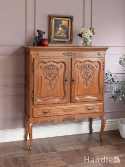 アンティーク家具 アンティークのキャビネット 猫足が美しいアンティークボード、フレンチアンティークのキャビネット