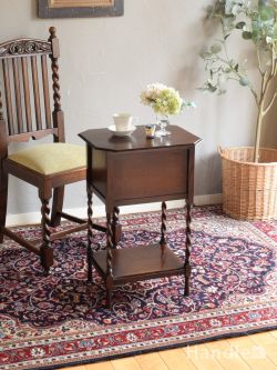 アンティーク家具 アンティークのテーブル 収納箱が付いたツイスト脚のアンティークテーブル、イギリスから届いたソーイングボックステーブル