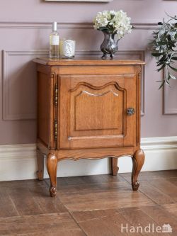 どこでも使えるコンパクトサイズのキャビネット、フランスで見つけたアンティークのナイトテーブル