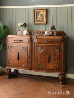 重厚感漂う英国アンティークのサイドボード、お花と葡萄の彫刻が美しいオーク材のキャビネット(q-3465-f)