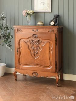 アンティーク家具  扉の彫が美しいアンティークキャビネット、猫足がおしゃれなオーク材のサイドボード