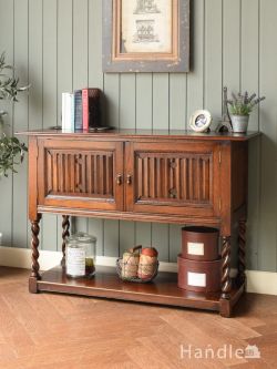 リネンフォールド×ツイストがおしゃれな、英国アンティークのサイドボードキャビネット