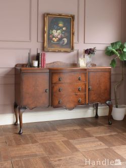 ウォールナット材の木目が美しい家具、英国アンティークの華やかなサイドボード