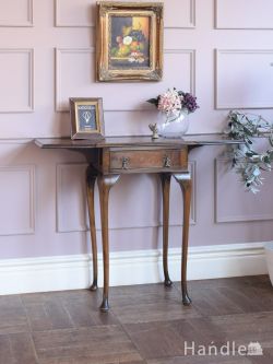 アンティーク家具 アンティークのチェスト 長すぎる猫足が美しい英国のアンティーク家具、伸長式の天板が便利なベットサイドチェスト