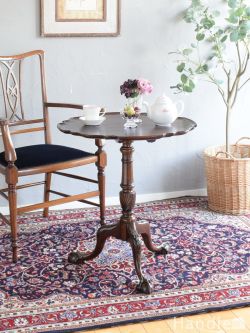 トライポッド足の美しいアンティークテーブル、使いやすいサイズのティーテーブル