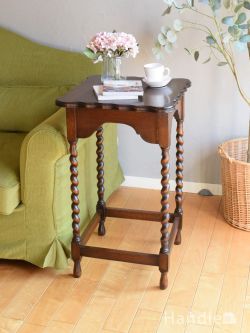 アンティーク家具 アンティークのテーブル 縁取りが可愛いアンティークテーブル、ツイスト足の定番サイドテーブル