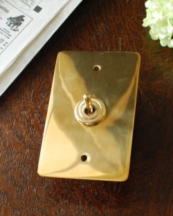 住宅用パーツ スイッチ・スイッチカバー 真鍮製のトグルスイッチ（シングルスイッチ）