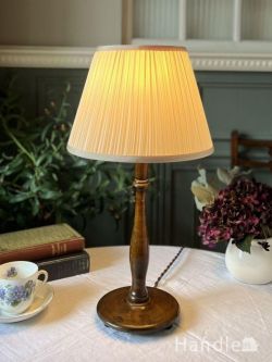 英国から届いたオーク材のスタンド照明、挽もの細工の支柱がおしゃれなテーブルライト