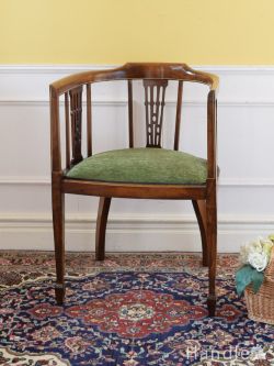 アンティークチェア・椅子 サロンチェア イギリスから届いたマホガニー材のアンティーク椅子、半円型のフォルムが美しい透かし彫りのチェア