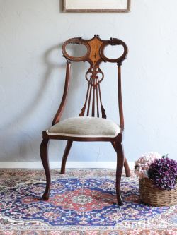 アンティークチェア・椅子 サロンチェア アールデコスタイルのアンティークサロンチェア、透かし彫りと象嵌の背もたれが美しい椅子