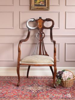 アンティークチェア・椅子 サロンチェア アールヌーボースタイルのフォルムが美しい、英国アンティークのアーム付きのサロンチェア