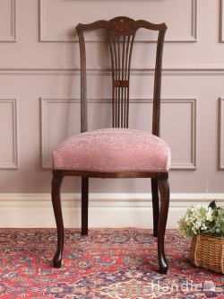 マザーオブパールが輝く英国アンティークの椅子、透かし彫りと象嵌が美しいマホガニー材のサロンチェア(q-648-c)