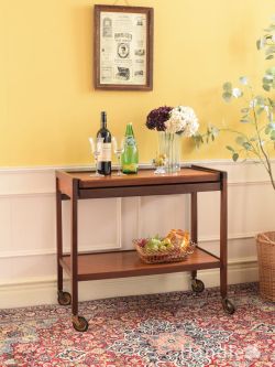 天板が大きく開くアンティークのワゴン、北欧スタイルのおしゃれな伸長式トローリー