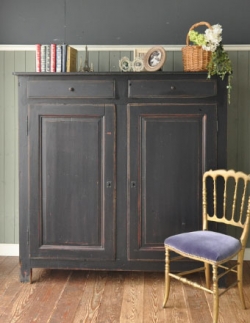 アンティーク家具  おしゃれなアンティークのフレンチインテリア、ブラック色のキャビネット