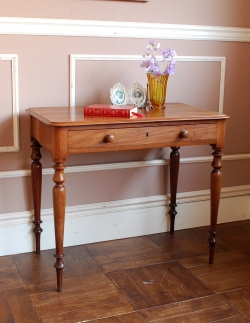 アンティーク家具  ナチュラルな木製のアンティーク家具、彫りの素敵なサイドテーブル