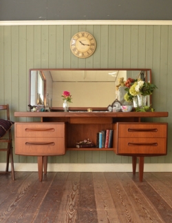 アンティーク家具  1970年代のアンティーク G-PLAN ドレッサー