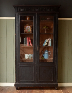 アンティーク家具 アンティークのキャビネット フランスから届いたアンティーク家具、ペイントのガラスキャビネット