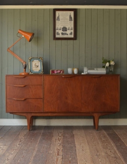アンティーク家具  北欧インテリアにピッタリのマッキントッシュの家具、サイドボード