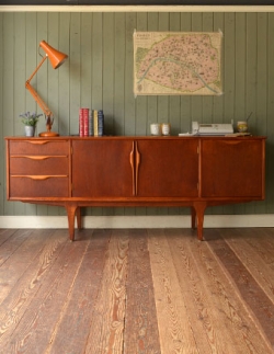 アンティーク家具  アングルポイズがよく似合う、北欧系のヴィンテージサイドボード