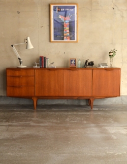 アンティーク家具 アンティークのキャビネット 北欧インテリアのブランド、マッキントッシュのヴィンテージサイドボード