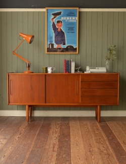 アンティーク家具 アンティークのキャビネット 北欧のビンテージ家具、JENTIQUE社よりチーク材のサイドボード