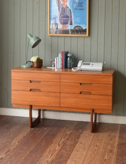 アンティーク家具 アンティークのチェスト G-PLANのヴィンテージ家具、テレビボードにもなるサイドボード（チェスト）