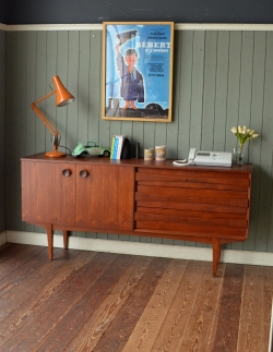 アンティーク家具 アンティークのキャビネット 北欧スタイルのお部屋に使えるヴィンテージのサイドボード