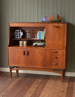 アンティーク家具 アンティークのキャビネット 食器棚にもおススメのヴィンテージ家具、チーク材のカッコいいサイドボード