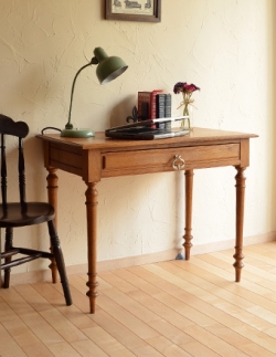 アンティーク家具  デスクにも使えるアンティーク家具、オーク材のオシャレなサイドテーブル