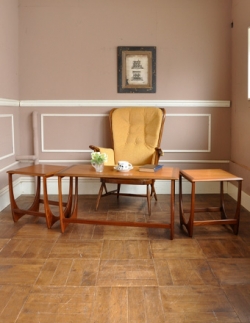 アンティーク家具 アンティークのテーブル デンマークデザイナーのヴィンテージ家具、G-PLANのネストテーブル