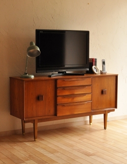 アンティーク家具 アンティークのキャビネット カッコいいデザインのヴィンテージ家具、四角い取っ手のサイドボード