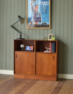 アンティーク家具 アンティークのキャビネット チーク材のヴィンテージ北欧家具、引き戸式キャビネット