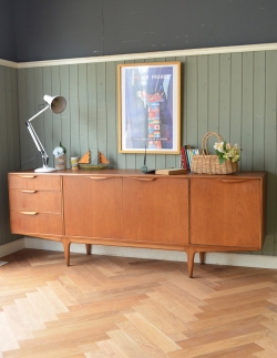 アンティーク家具 アンティークのキャビネット チーク材を使ったヴィンテージ家具、美しい北欧のサイドボード（マッキントッシュ）