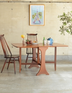 アンティーク家具 アンティークのテーブル G-PLANのヴィンテージ家具、サイズが変えられるドロップリーフテーブル（伸張式）