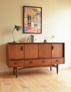 アンティーク家具 アンティークのキャビネット 折れ戸が珍しいヴィンテージ家具、G-planのおしゃれなサイドボード