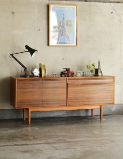 アンティーク家具 アンティークのキャビネット 北欧テイストのかっこいいビンテージ家具、シンプルなサイドボード