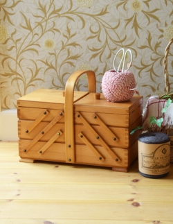 アンティーク家具 ソーイングボックス イギリスのアンティークの道具　木製で温かみのあるソーイングボックス