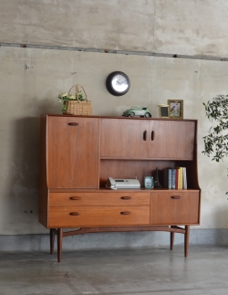 アンティーク家具 アンティークのキャビネット 食器棚にもおススメのヴィンテージ北欧家具、G-Planのサイドボード（チーク）