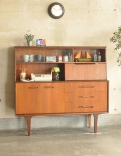 アンティーク家具 アンティークのキャビネット イギリスから輸入したヴィンテージ家具、カッコいいリビングボード