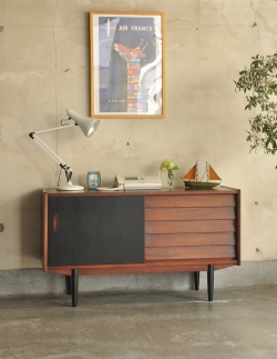 アンティーク家具 アンティークのキャビネット ブラックの扉がカッコイイ、引き戸付きのヴィンテージサイドボード